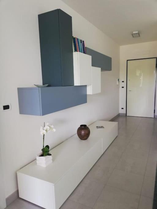 White-Blue Vibes, Seafront 2-Bedroom Apt Montesilvano Marina エクステリア 写真