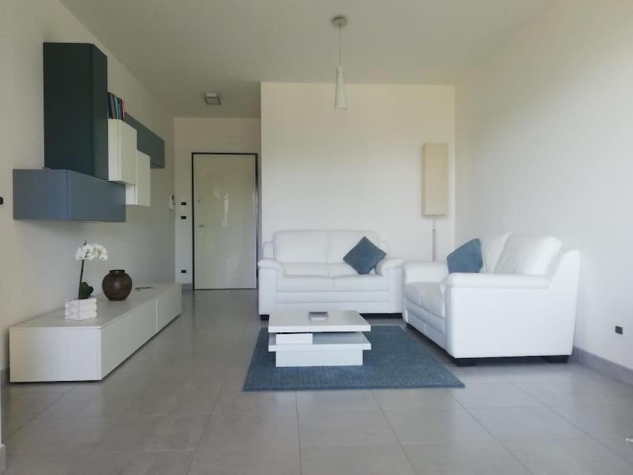 White-Blue Vibes, Seafront 2-Bedroom Apt Montesilvano Marina エクステリア 写真