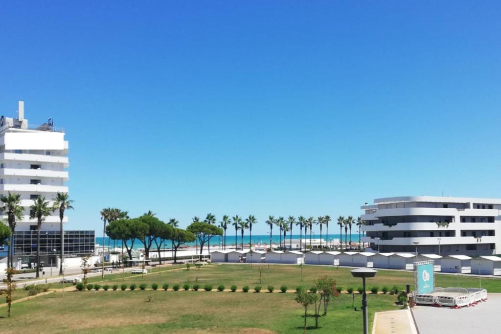 White-Blue Vibes, Seafront 2-Bedroom Apt Montesilvano Marina エクステリア 写真