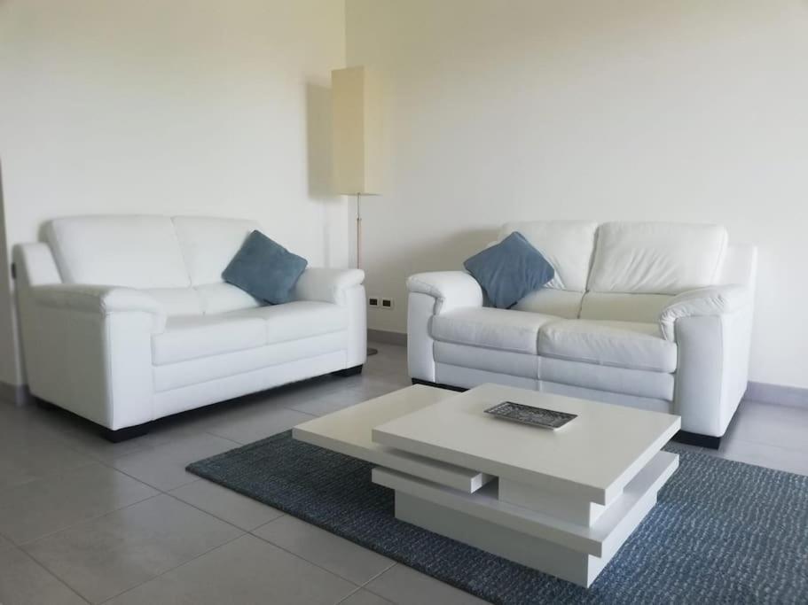 White-Blue Vibes, Seafront 2-Bedroom Apt Montesilvano Marina エクステリア 写真