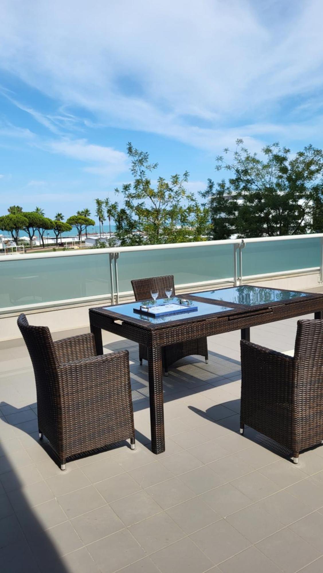 White-Blue Vibes, Seafront 2-Bedroom Apt Montesilvano Marina エクステリア 写真